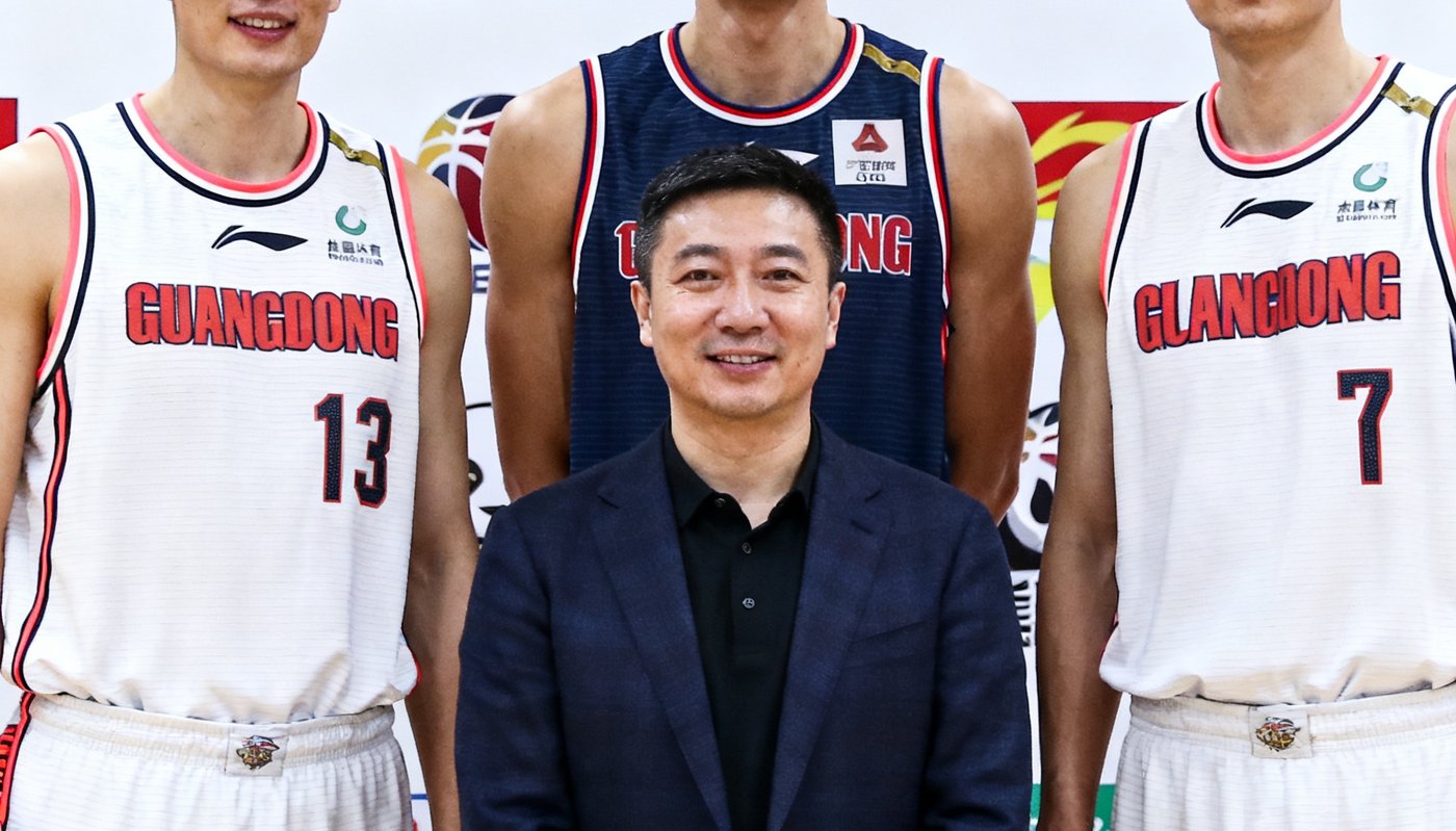 新闻发布会现场，三位身穿各自球队球衣的CBA现役球星与熊猫体育CEO李明远合影，背景是带有熊猫体育和CBA联赛logo的联合背景板。